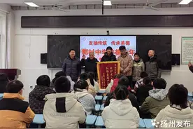 【暖新闻】遇见老人摔倒，扶不扶？扬州这三名少年给出“最美答案”图片