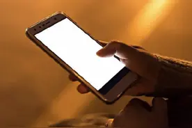 睡前玩手机正确的姿势，了解一下～图片