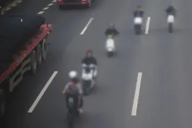 男子炫车技耍酷？严查！安全骑行警示→图片