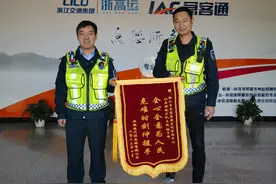 奋力救火暖人心 司机感谢赠锦旗图片