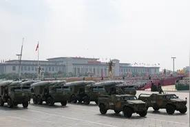 胜利日大阅兵丨高超声速导弹方队接受检阅图片