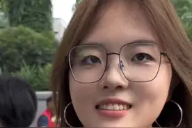 已获国外大学offer的她，高考三天坚持给同学送考加油图片