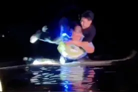 拍客｜小车路遇暴雨致人员被困 交警从“齐腰深”积水中背出被困人员图片