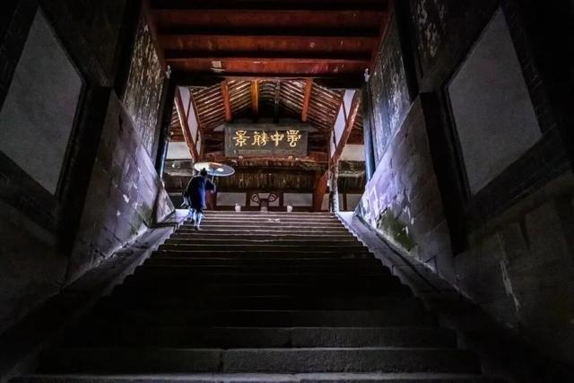 安逸四川 乐游绵阳 ‖ 郪江古镇：古榕听雨，崖墓谜光，邂逅千年王城遗韵