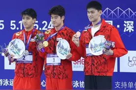 这就是传承！赛后颁奖 孙杨帮潘展乐把“第一名”稳稳贴好图片