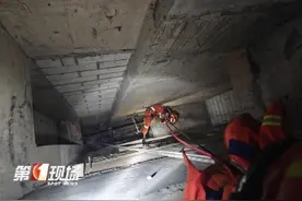 女童玩耍跌落十米深架空层！消防员“夹缝中”救人图片