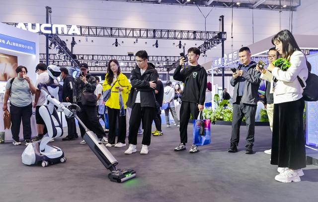 2025电博会｜能拖地、做饭的机器人来了！透过电博会，看AI如何“重塑”消费电子产业