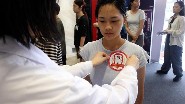 北京市下半年女兵征集体检工作启动，入围者超一半来自“双一流”