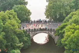 今天西湖边这场6:30开跑的马拉松，为什么被跑友们吹爆了图片