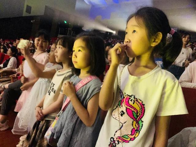 重温经典，《巴啦啦小魔仙》元宇宙亲子舞台剧深圳首演