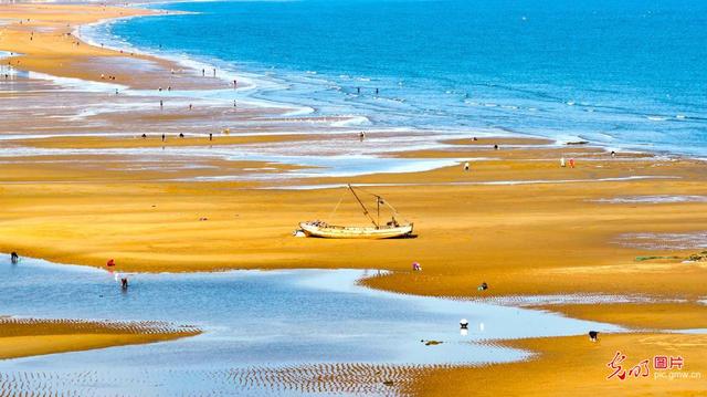 海滨碧海蓝天美如画