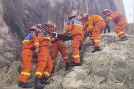 紧急！一男子登山时意外摔落......图片