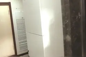 黄海明珠山庄楼道内私搭储物柜 存在消防安全隐患图片