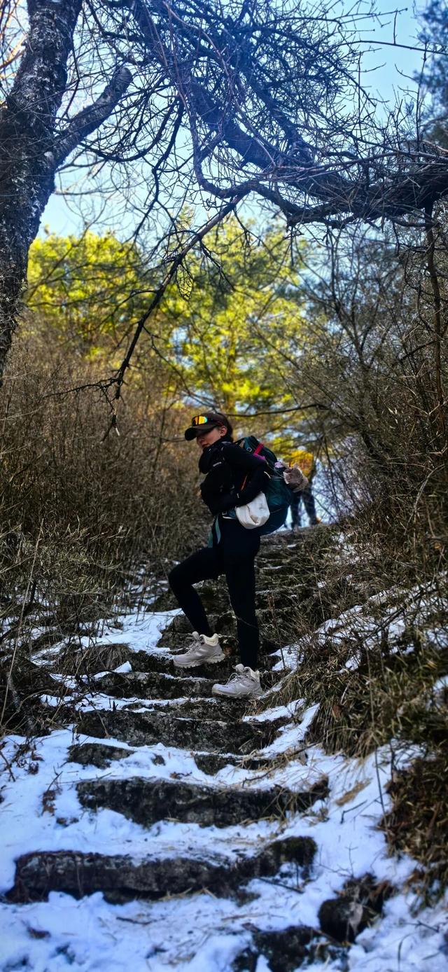 百人户外团队从险峻七女峰到云端天圆地方，爱徒步更爱大自然