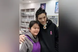 向佐找晓华理发，新造型出炉！店外超5000人围观，线上超6700万人观看图片