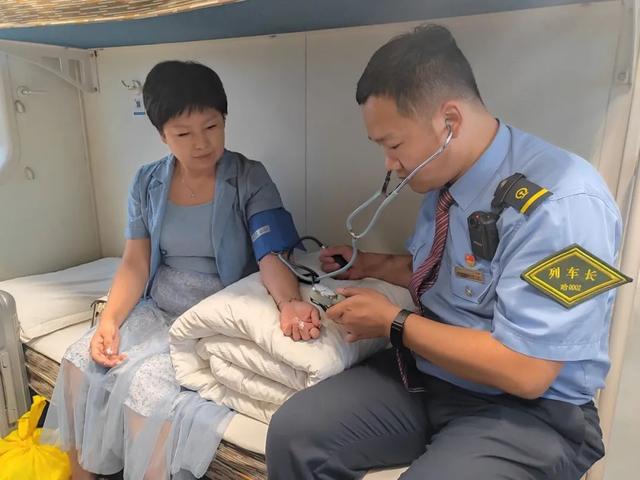 K704次列车太火爆，哈西直达青岛，上车下车皆是美景美食！