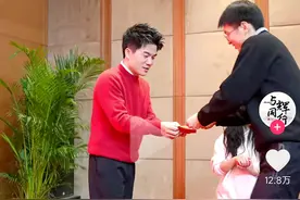 网红过大年① | 头部主播：董宇辉节前忙完年会忙联欢，辛巴返乡发年货图片