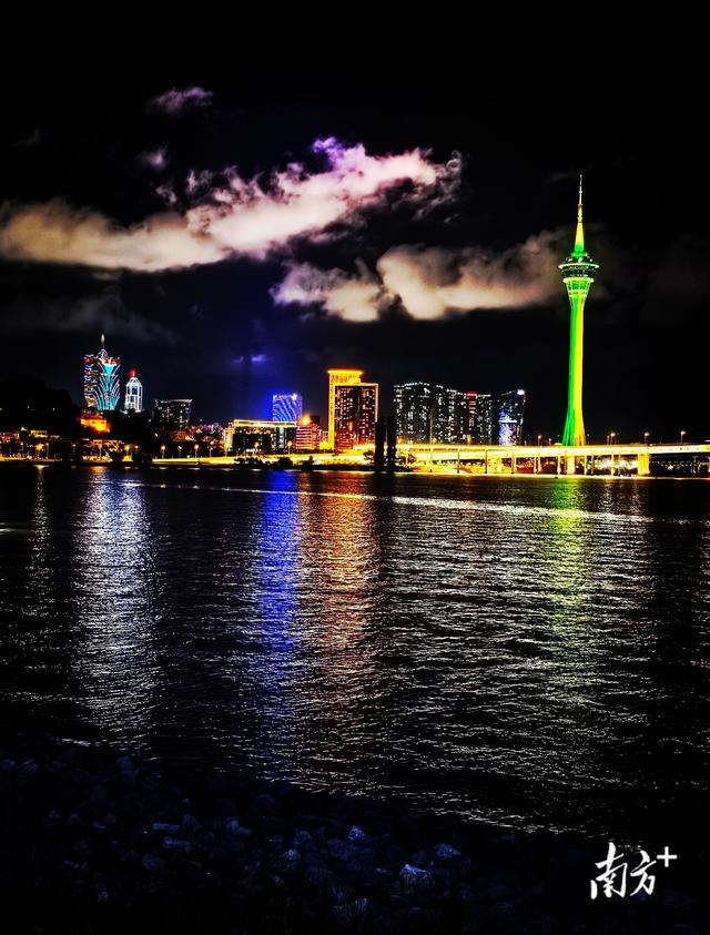 伫立十字门