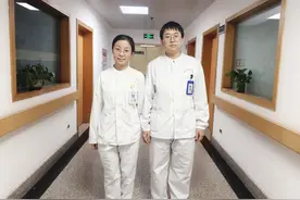 “90后”护士夫妻两度挺身而出 一趟列车上连救两人图片