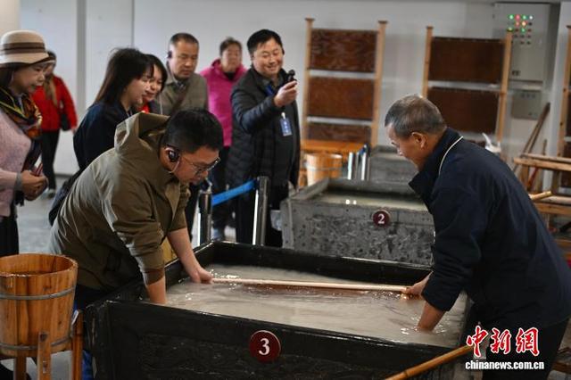 海外华文媒体走进中国宣纸文化园 看宣纸是怎样“炼”成的