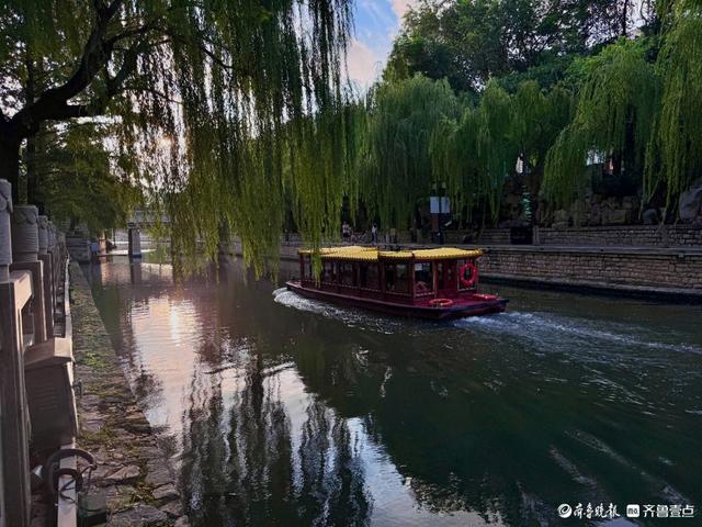 夕阳下的黑虎泉护城河