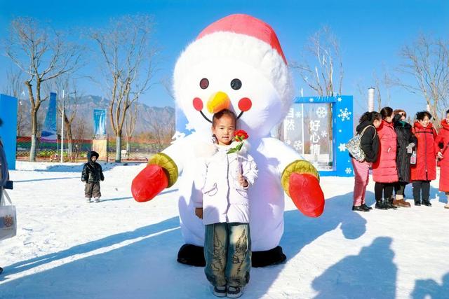 宁夏银川：贺兰山冰雪大世界盛装迎客
