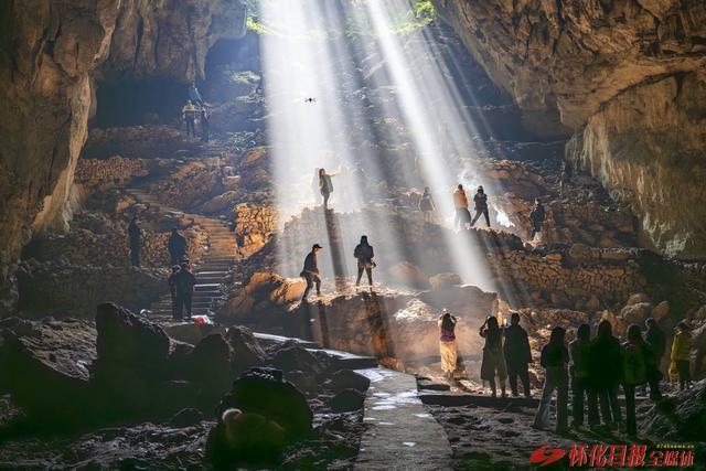 图说怀化｜鹤城黄岩金鸡洞内现“光瀑”奇观