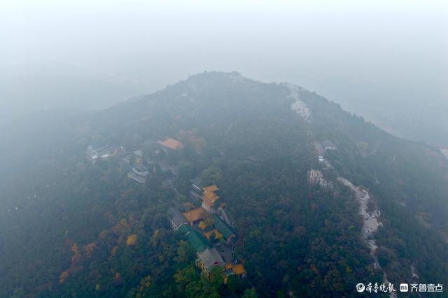 雾里俯瞰千佛山，朦朦胧胧别样美