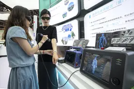 无人驾驶小巴“阿波龙”、X8载人飞行器……来福建馆里感受“新”意图片