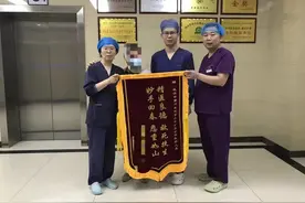 65岁婆婆车祸致颅脑损伤，康复后送多面锦旗致敬医护图片