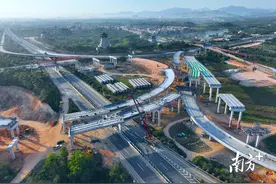 揭普惠南延线东港互通跨沈海高速梁板吊装完成图片