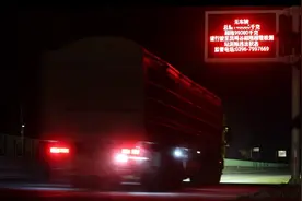 疯狂的超载货车：遮挡号牌上路，厂家可定制加宽加高“百吨王”图片
