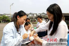 泸州纳溪：巧做艾草锤“敲出”幸福曲图片