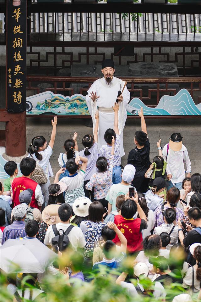 湖北“赤黄红”文旅线路双节走热 荆楚特色文化游引客潮