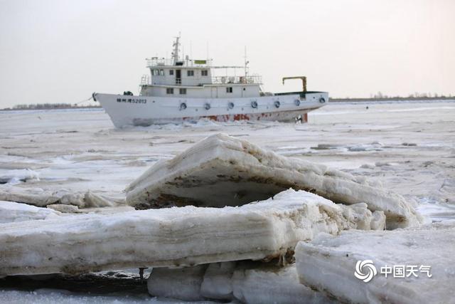 寒潮持续影响辽宁 锦州笔架山海域现海冰盛景