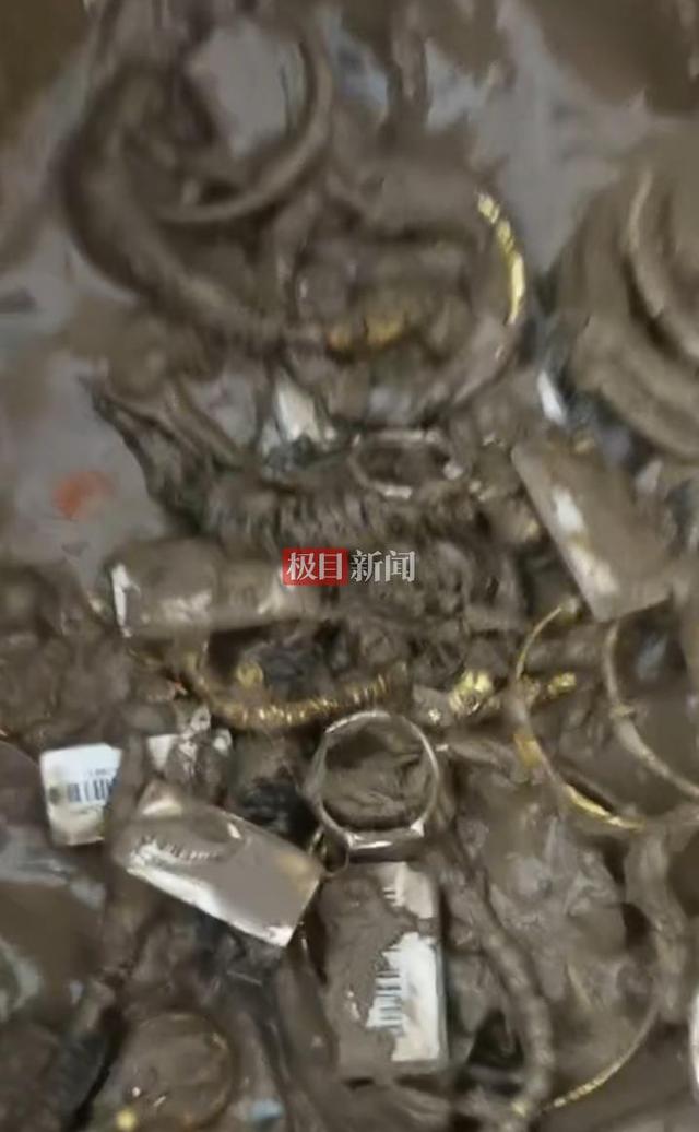 洪水涌入县城一金店首饰被冲走，店主：价值上千万，已捡回少数，保险柜仍未找到