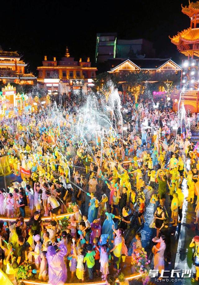 组图｜天天泼水节夜夜享清凉，长沙方特傣式泼水节等你来狂欢