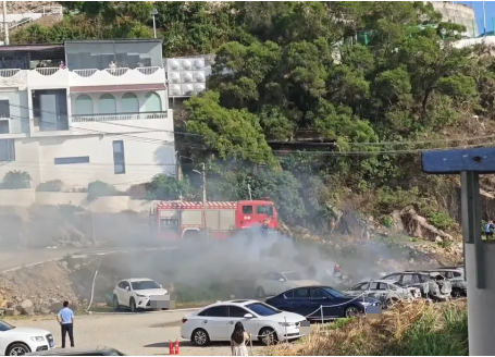 福建一电车停车场自燃，殃及周边奥迪宝马等7台车着火爆炸！车主：8月刚买，跑了1066公里，起火前车内温度76.4℃