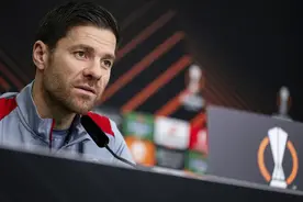 阿隆索暂时拒绝老东家利物浦和拜仁，下赛季继续执教勒沃库森图片