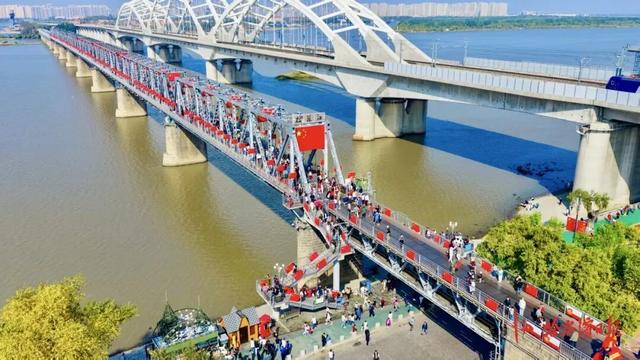年轻群体主导双节旅游市场，哈尔滨景区成全国打卡热点