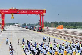 龙拱港铁路专用线通车运营，新兖铁路和京杭运河实现铁水联运图片