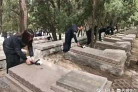 “不忘先烈 吾辈当自强”，济南公交齐鲁志愿者缅怀革命先烈图片