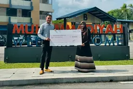 把国足“抬”进18强的新加坡门神，用中国球迷打赏的钱做了慈善图片