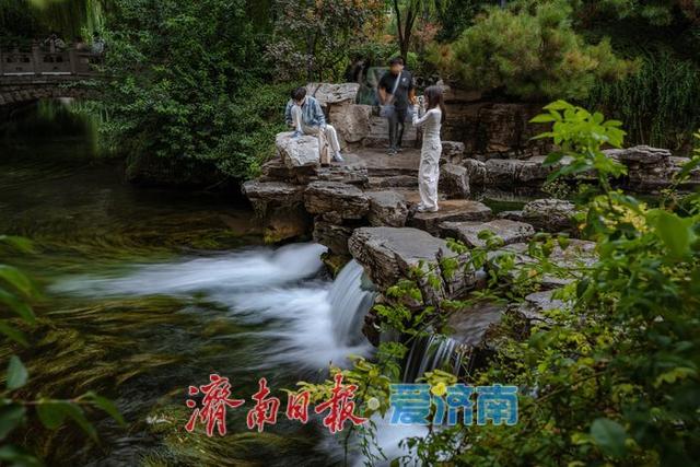 一年四季 泉在济南丨济南趵突泉水位上涨至 29.14 米，“水涌若轮”引游客争相赏泉