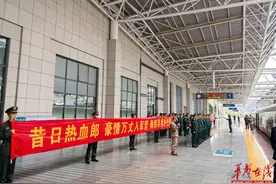 岳阳东站暖心送别首批春季退伍军人图片