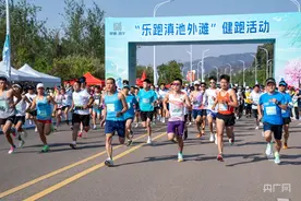 乐跑“滇池外滩”  千余名跑者打卡滇池“最美环湖路”图片