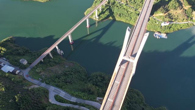 贵州册亨：碧水映双桥 夏日江景美