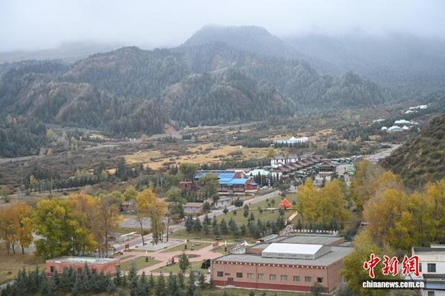 祁连崖壁间秋意尽染“千年古刹”马蹄寺