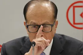 李嘉诚要卖港口 官方转发《莫天真 勿糊涂》图片