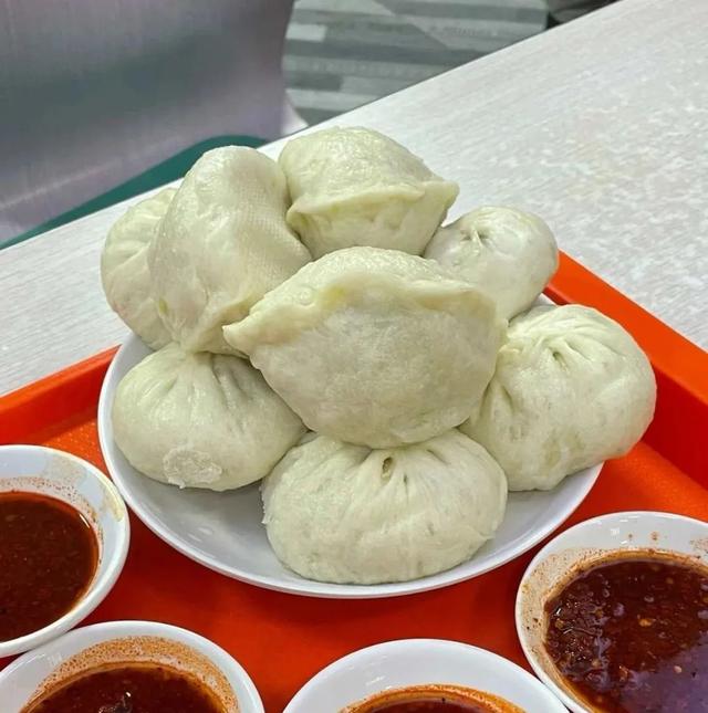 哈尔滨火车站，这么多人拎着“小红桶”！里面装着……